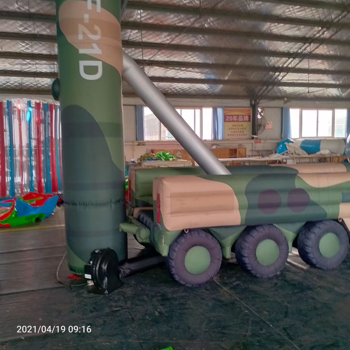 吕梁军事演习中的充气目标车辆：模拟发射车雷达车坦克飞机